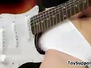 Adolescente loira e sua guitarra